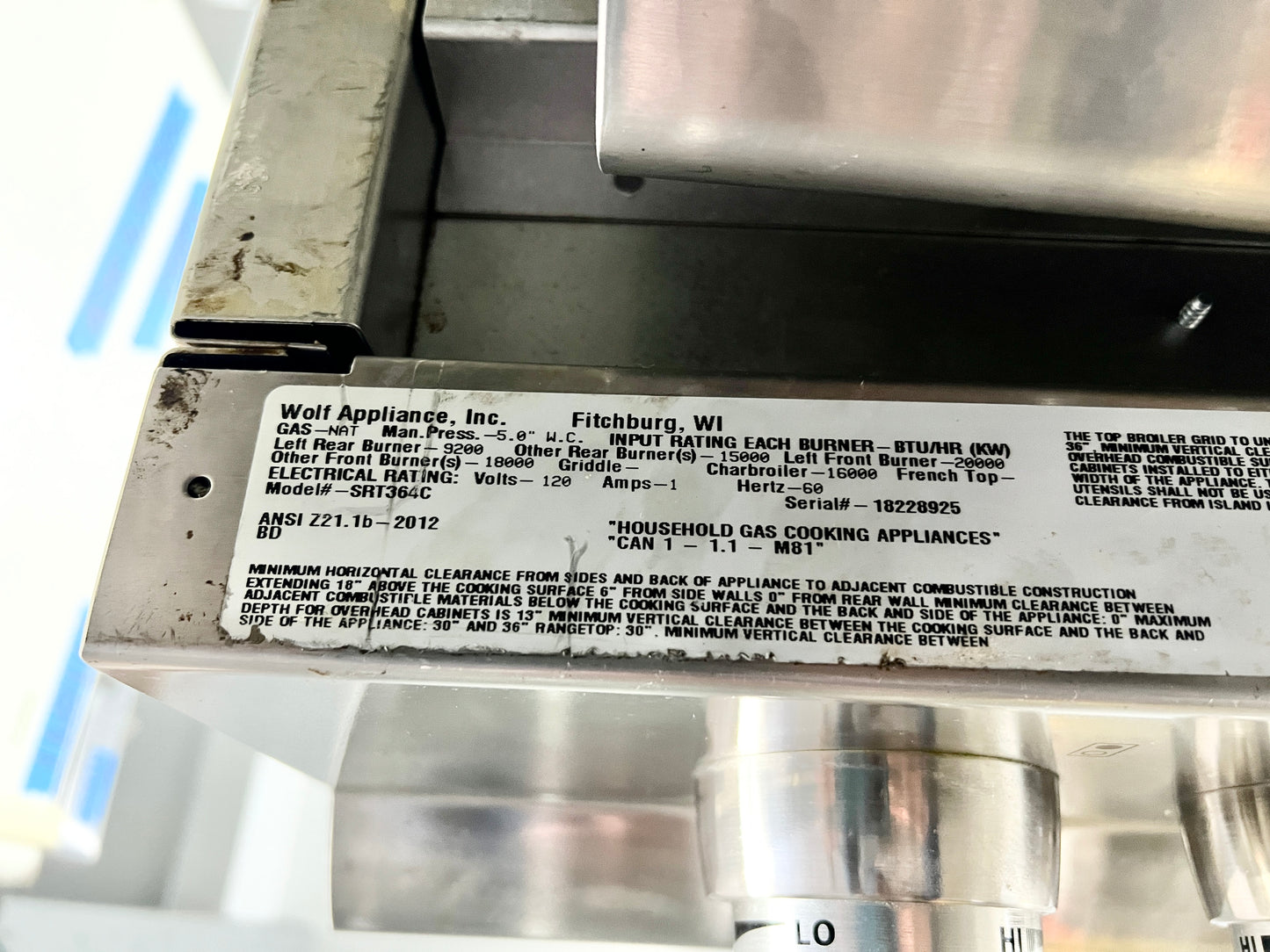 Wolf SRT364C 36 Inch Pro-Style Gas Rangetop 4 Dual-Stacked Sealed Burners, Porcelain-Coated Cast Iron Continuous Grates, Infrared Charbroiler, Simmer Melt Feature, Automatic Reignition, Star-K Natural Gas 101227