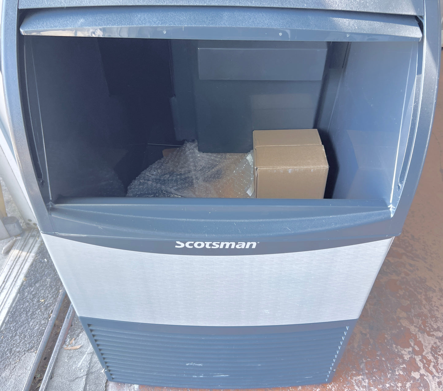 20 Inch 216 LB Scotsman UF2020A-1 , Flake Ice Air Machine with 57 Lb , Bin 20 Inch , New Open Box , Stainless Steel , 444503