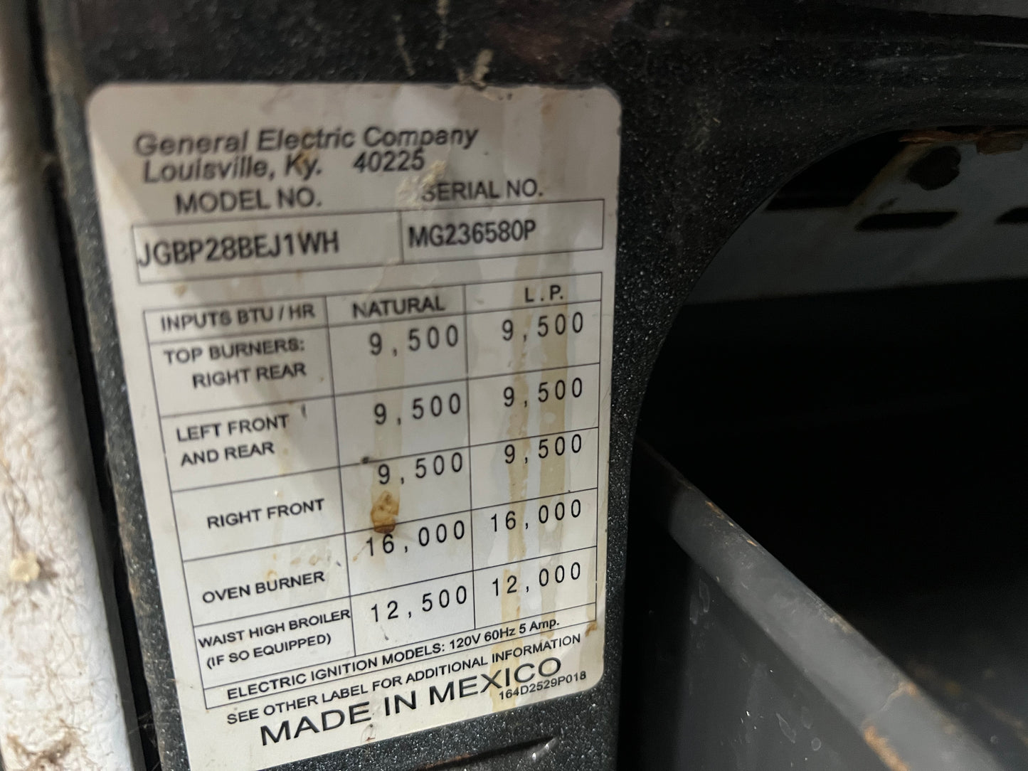 GE 30 Gas Range In White, Black Oven, JGBP28BEJ1WH, 444321