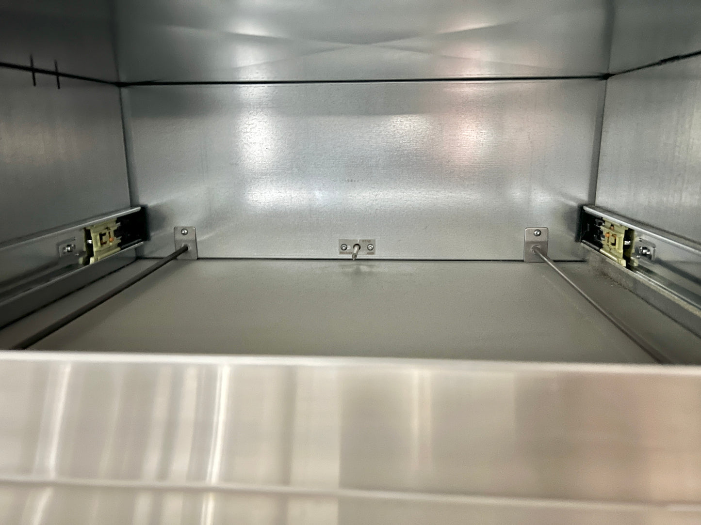 Bosch 500 Series HWD5751UC 27 Inch Warming Drawer with 3 Power Levels, Proofing, Auto Shut-Off, 1.9 cu. ft. Capacity, 450 Watt Heating Element, Sturdy Ball Bearing Telescopic Rails Star-K Certified HWD5751UC/01 , Stainless Steel. , 999867