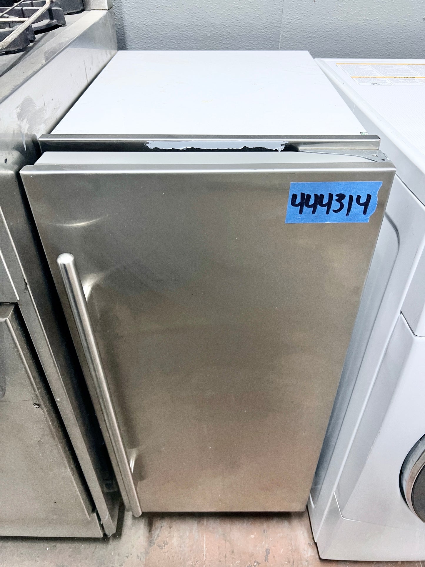 15 Inch Sub-Zero Undercounter Ice Maker In Stainless Steel, 26 pounds Capacity, 315IP, 444314