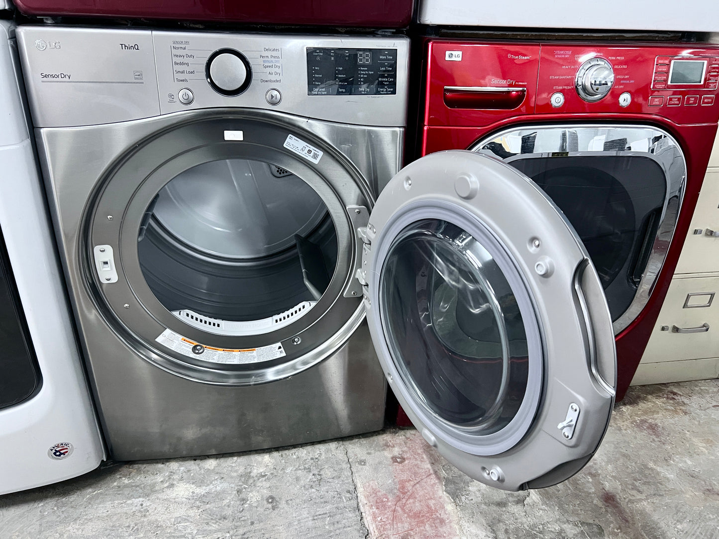 27 Inch LG DLG3601V Gas Smart Dryer 7.4 Cu. Ft., LoDecibel , Front Load Machine , FlowSense Duct Clogging Indicator, Smart Pairing, ThinQ,Sensor Dry, ENERGY STAR, Graphite Steel , 101399