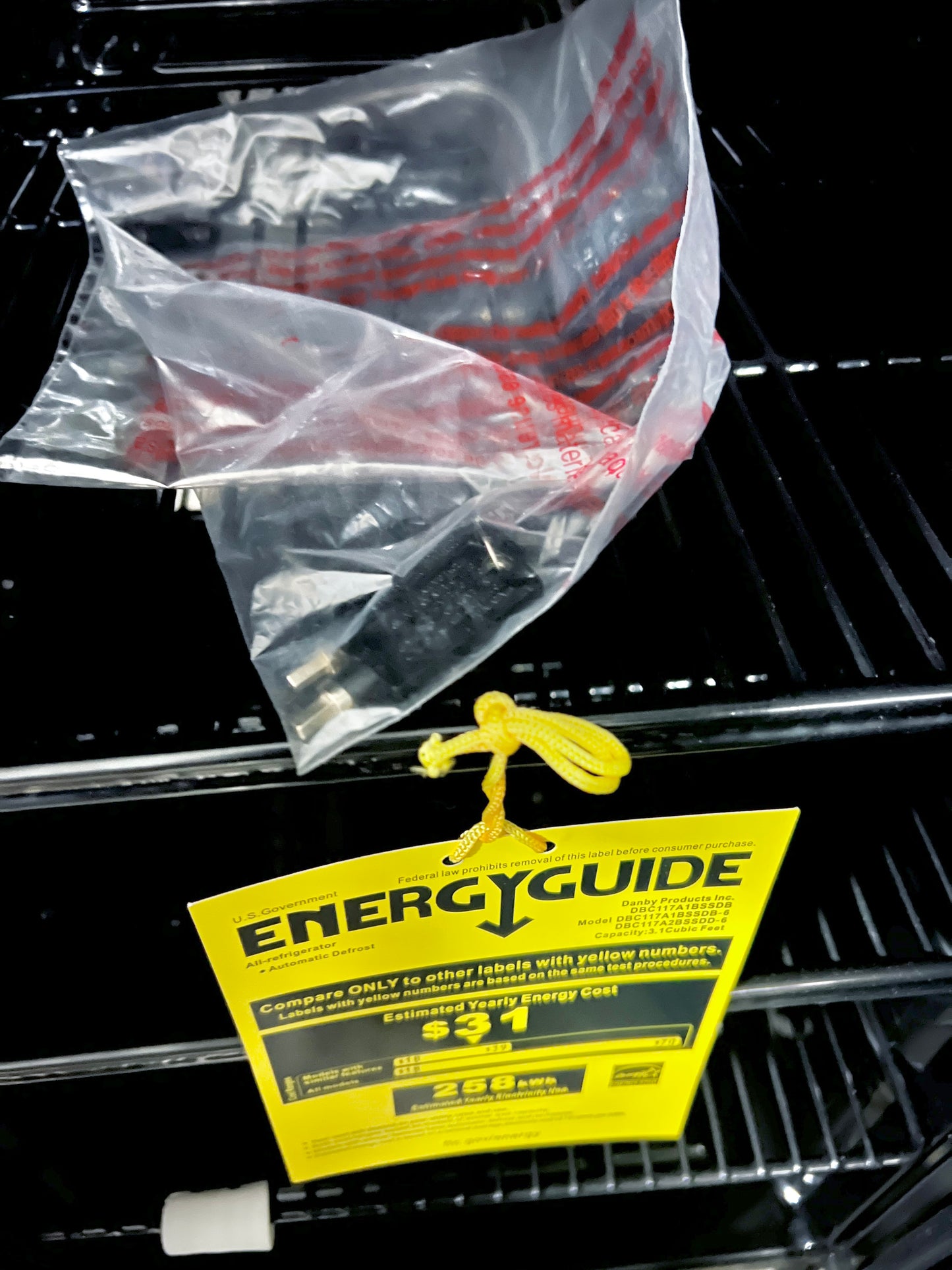 Refrigerador de bebidas independiente debajo del mostrador Danby en color negro, nuevo en caja abierta DBC117A1BSSDB-6, 999633