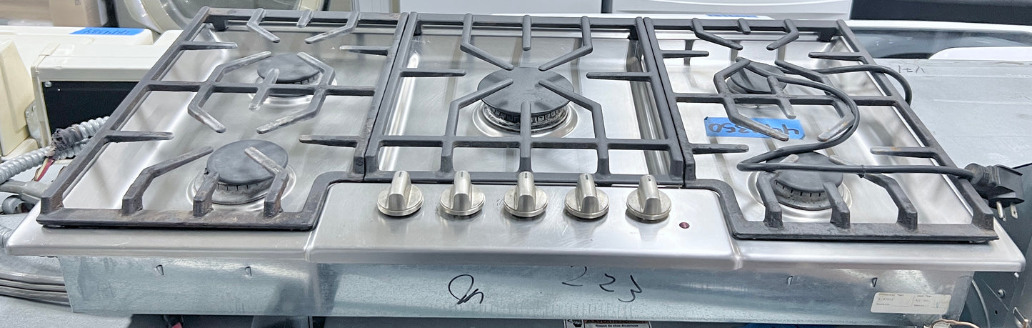 36 Inch Bosch 800 Series NGM8654UC Gas Cooktop 5 Sealed Burners, Continuous Grates and Automatic Re-Ignition , 444250