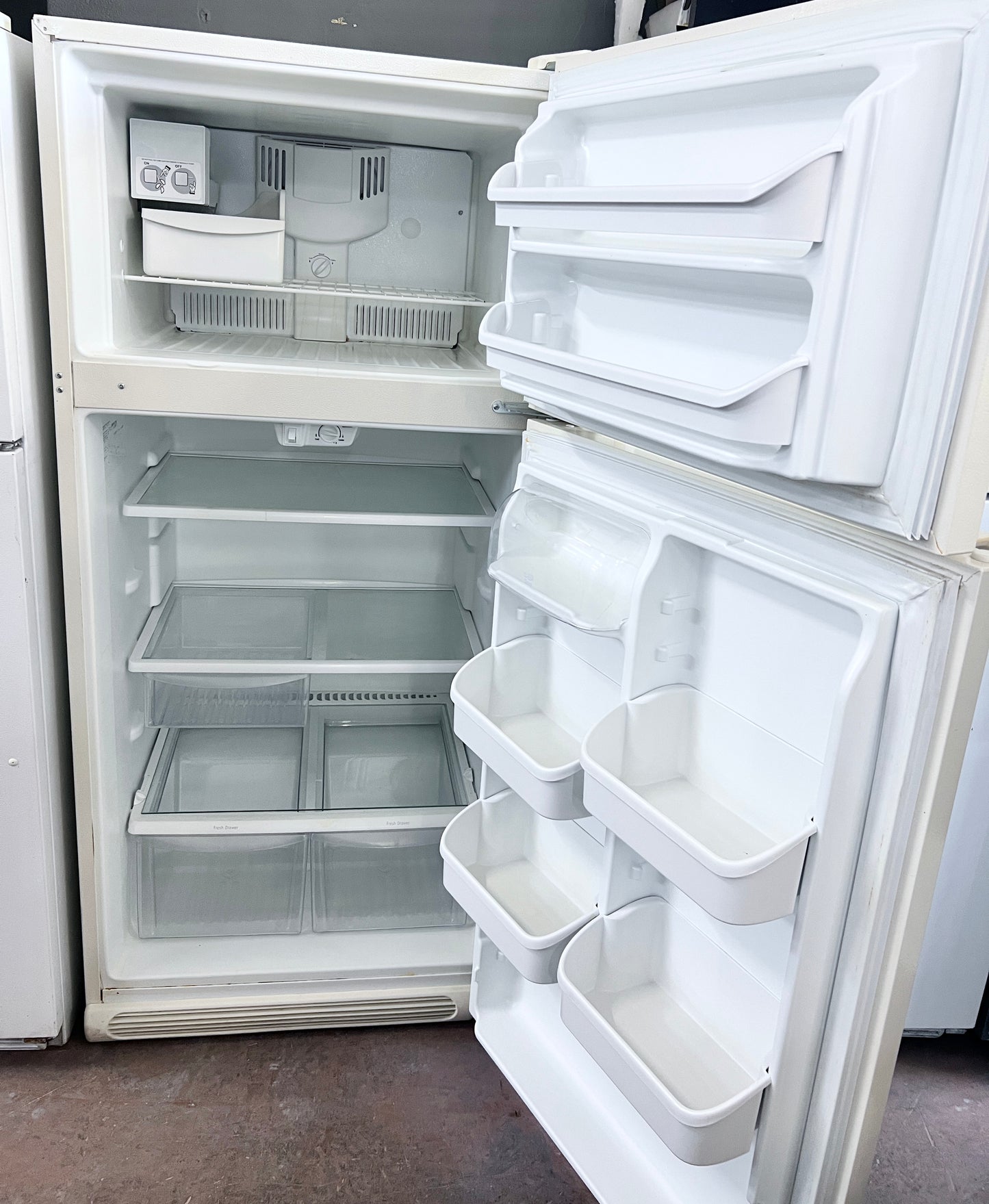 30 inch Kenmore 18 Cu Ft Full Size Top Freezer Refrigerator with Ice Maker , Off White, 444330