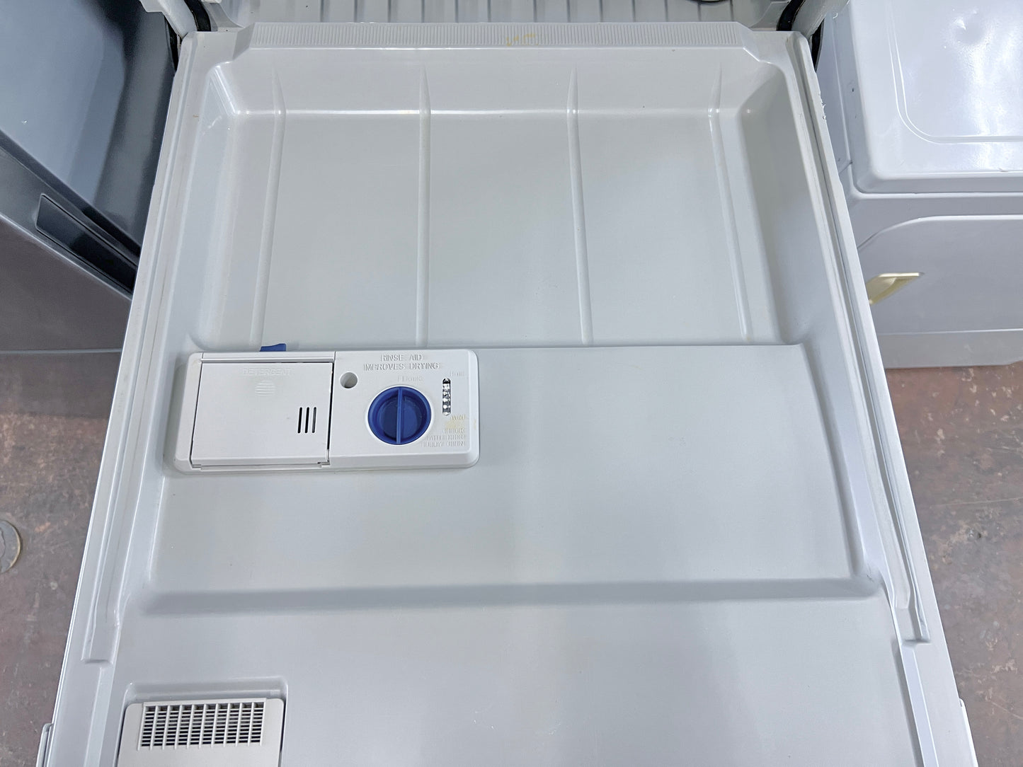 24 Inch Whirlpool Built In Dishwasher WDF330PAHW , White , 444465