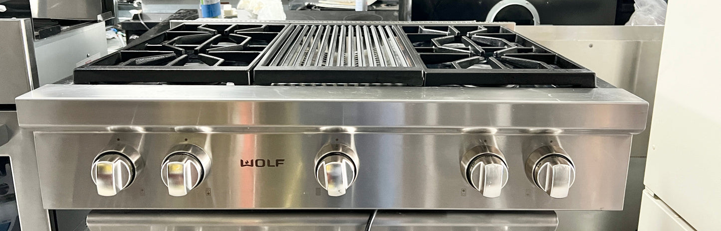 Wolf Gas Rangetop 4 Dual Stacked Sealed Burners, Continuous Grates, Simmer , Automatic Reignition, Star-K Natural Gas 36 Inch SRT364C 101227