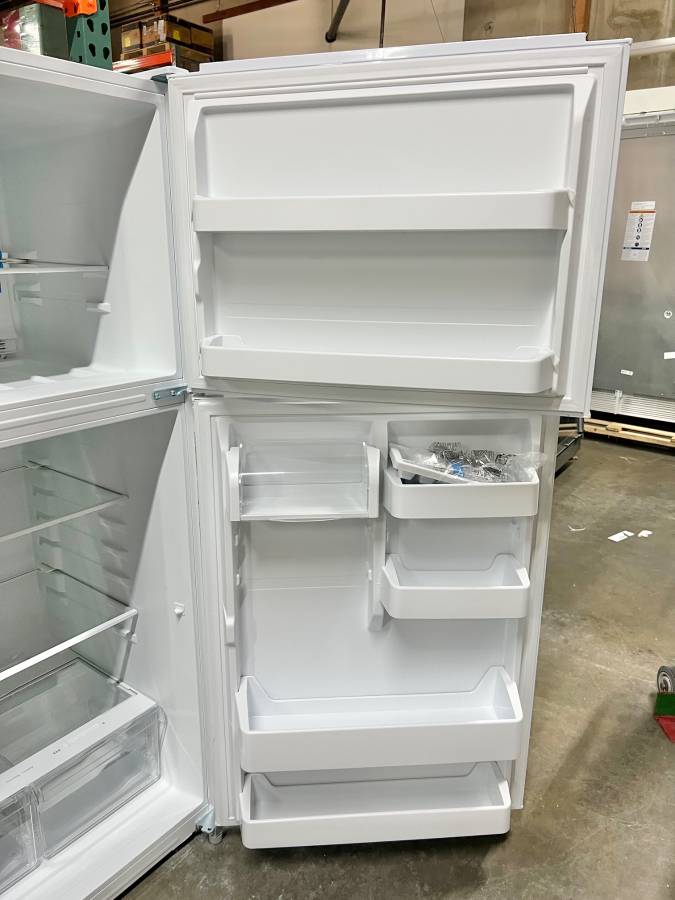 30 Inch Insignia NS-RTM18WHD2 Freezer White Refrigerator * New