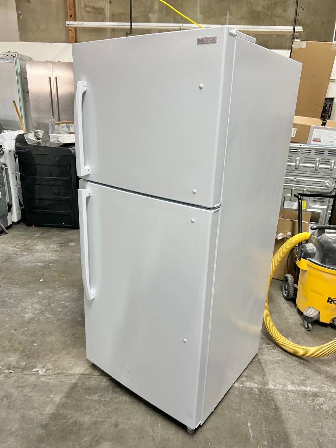 30 Inch  Insignia NS-RTM18WHD2 Freezer White Refrigerator * New Open Box * 18.1 Cu Ft 131306