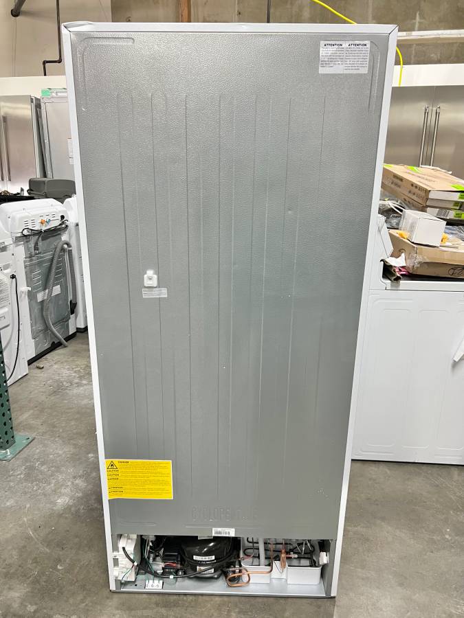 30 Inch  Insignia NS-RTM18WHD2 Freezer White Refrigerator * New Open Box * 18.1 Cu Ft 131306