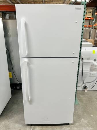 30 Inch  Insignia NS-RTM18WHD2 Freezer White Refrigerator * New Open Box * 18.1 Cu Ft 131306