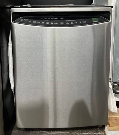 GE Profile 24 Inch Built-In Dishwasher in Stainless Steel Used , 369193