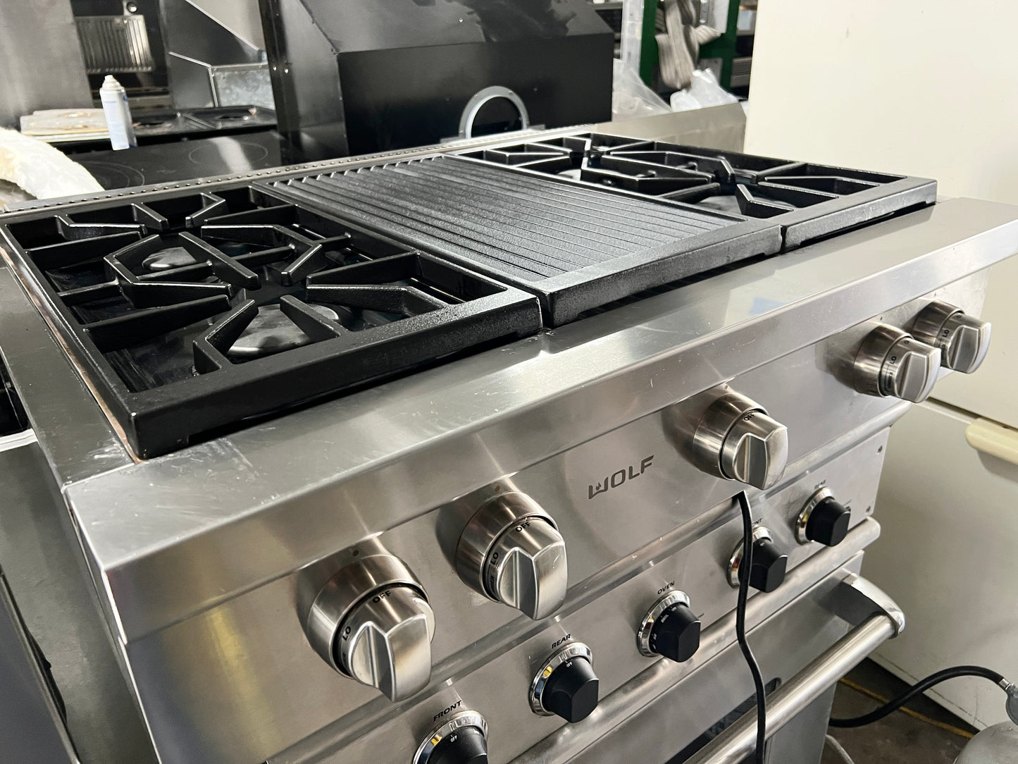 Wolf  SRT364C 36 Inch Pro-Style Gas Rangetop with 4 Dual-Stacked Sealed Burners, Porcelain-Coated Cast Iron Continuous Grates, Infrared Charbroiler, Simmer/Melt Feature, Automatic Reignition, and Star-K , Natural Gas , 101227