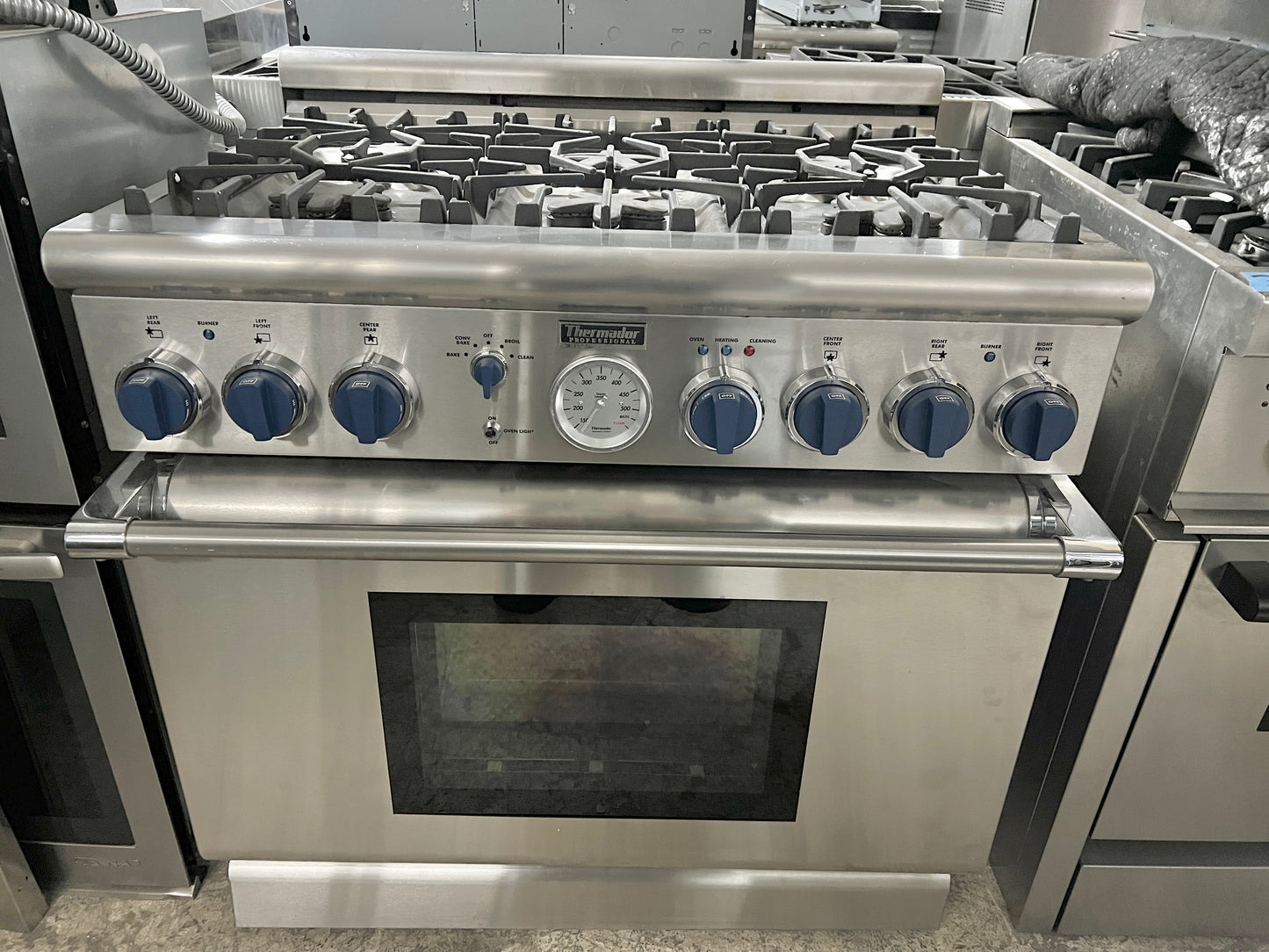 Thermador Pro Grand  PG366BS 36 Inch Pro Style All Gas Range , 6 Star Burners (2 w/ ExtraLow Simmer Settings), European 3rd Element Convection & 5.1 cu. ft. Oven Capacity, Natural Gas 369276