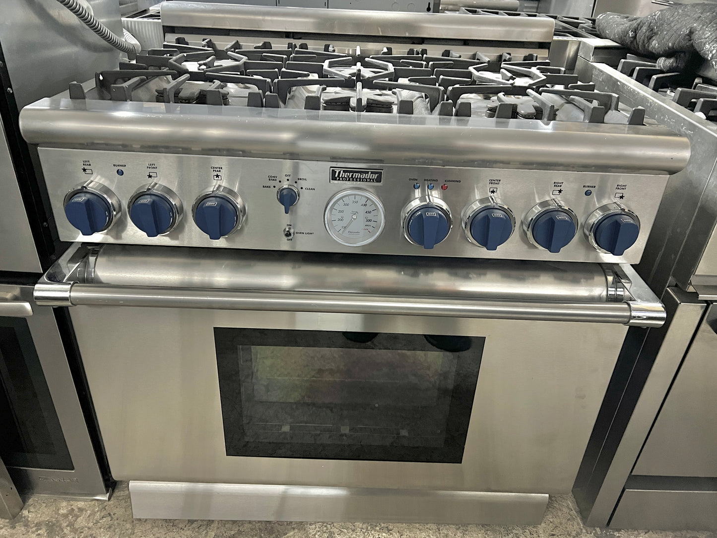 Thermador Pro Grand  PG366BS 36 Inch Pro Style All Gas Range , 6 Star Burners (2 w/ ExtraLow Simmer Settings), European 3rd Element Convection & 5.1 cu. ft. Oven Capacity, Natural Gas 369276