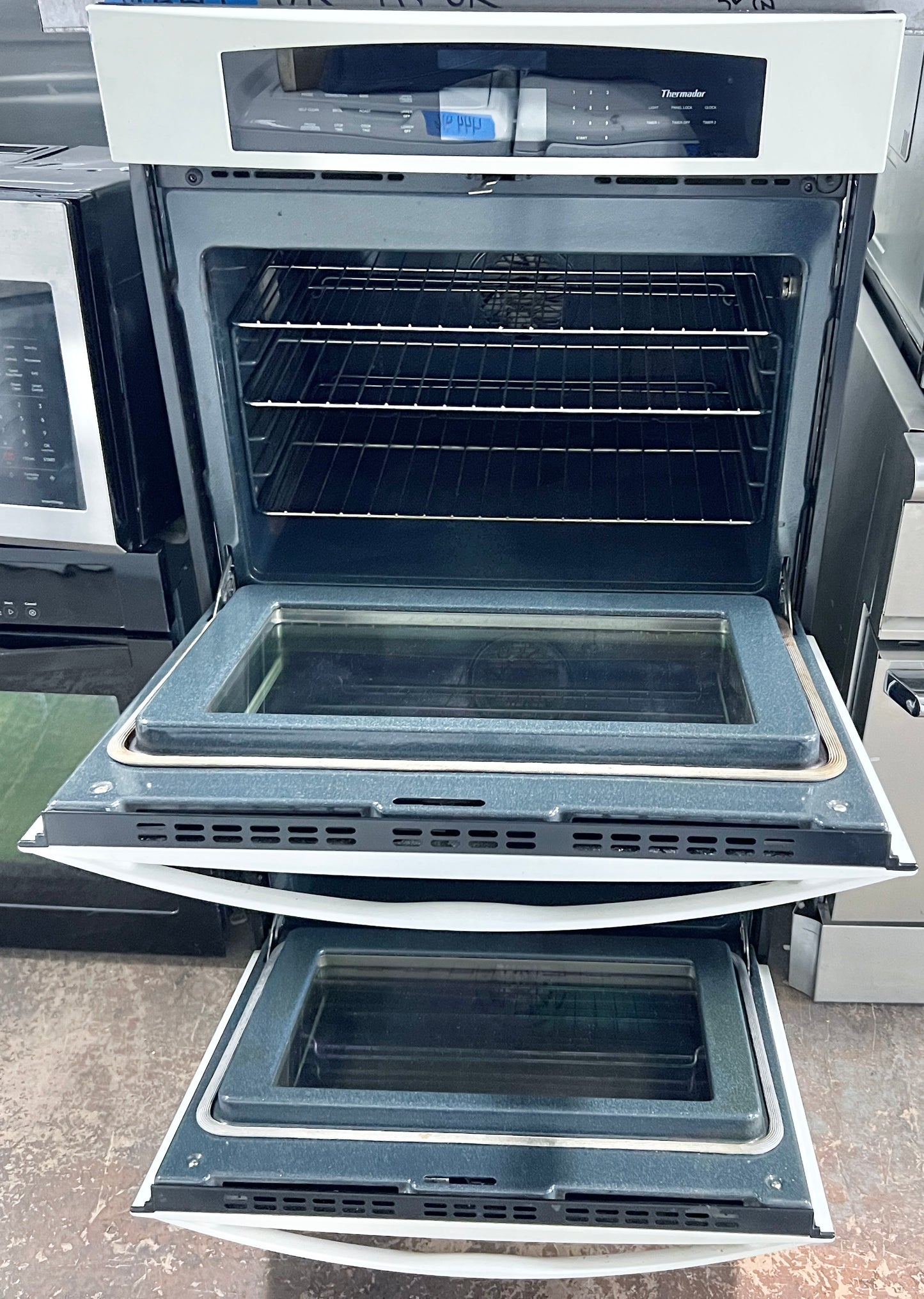 30 Inch Thermador Professional Built In Wall Double Convection Oven,C302UW, in White 888055