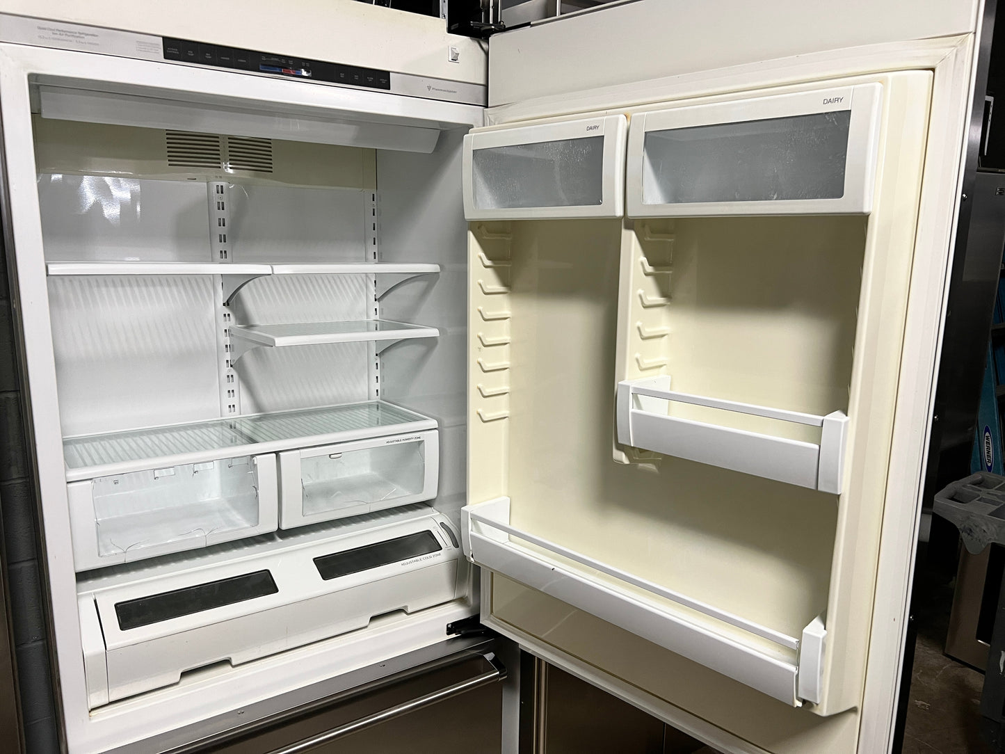 Viking 5 Series 36 Inch Built In Bottom Freezer Refrigerator,VCBB5363ERSS,Air Purifier,2 Deli Drawers,Spillproof Glass Shlevesm2 Humidity Zones,Aluminum Door Bins,20.4 Cu. Ft. Capacity,Right Hinge Door Swing,Stainless Steel 444159