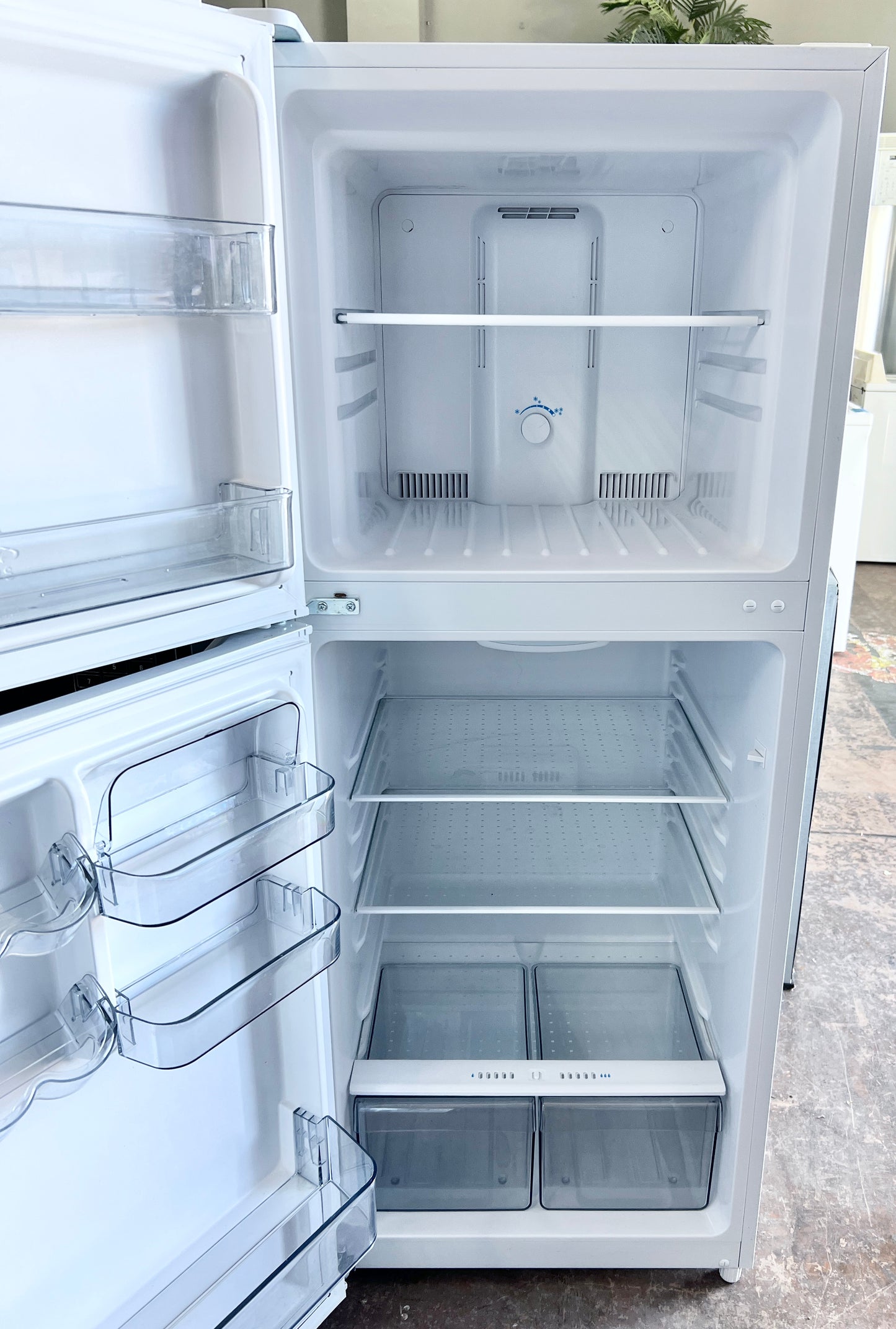 24 Inch Danby DFF101B2WDB , Top Freezer 10.1 Cu Ft ,Energy Star, White  Reversible Door  373701