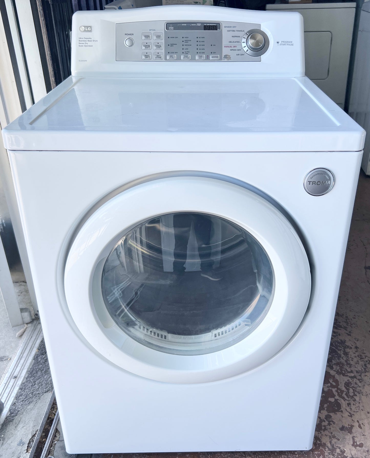 27 Inch LG Tromm White Front Load Gas Dryer Machine DLG2532W 7.3 Cu Ft Capacity  , White , 373709