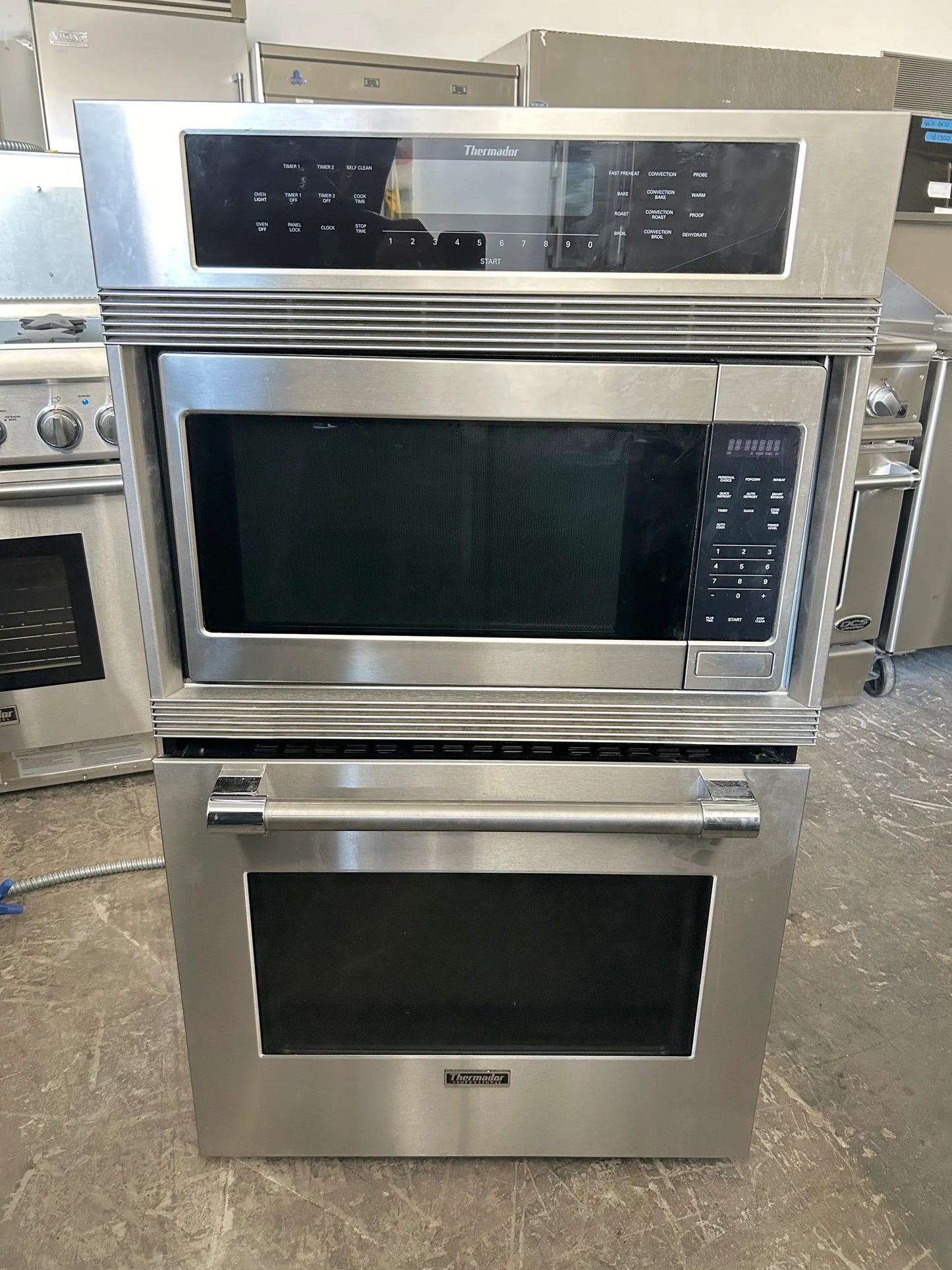 Thermador Combination SE-Series SEM272BP 27 Inch Combination Flat Front Wall Oven Integrated 1100-Watt Microwave, Advanced Third Element Convection in Lower Oven & Extra-Large Oven Stainless Steel w/ Professional Handle 369561