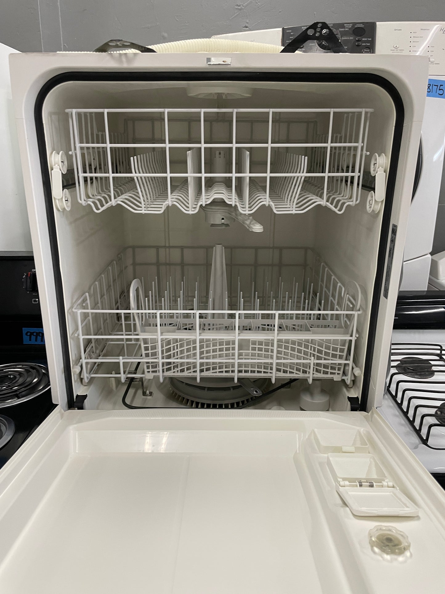 Whirlpool 24 Dishwasher In Off White, SUD5000KQ0, 999850