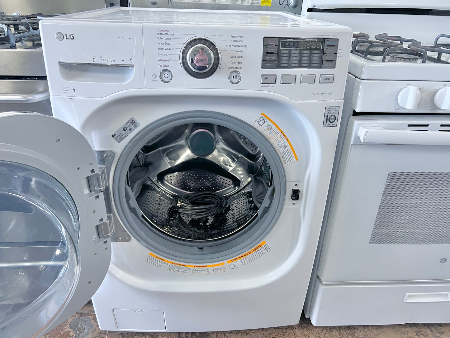 27 Inch LG TurboWash Series  WM4270HWA 4.5 cu. ft. Front Load Washer  1,300 RPM, Steam, TurboWash, Allergiene Cycle, LG Twin Wash Compatibility, Stainless Steel Drum, Energy Star , White , 373731