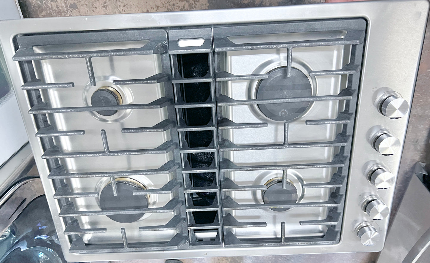 30 Inch JennAir Euro-Style Series  JGD3430GS  Gas Cooktop 4 Sealed Burners, Continuous Grates, 17,000 BTU Ultra-High Output Burner, 5,000 BTU Ultra-Low Output Burner, 3-Speeds, JX3 Downdraft Ventilation System, Prop 65, ADA Compliant, UL Certified, 373735