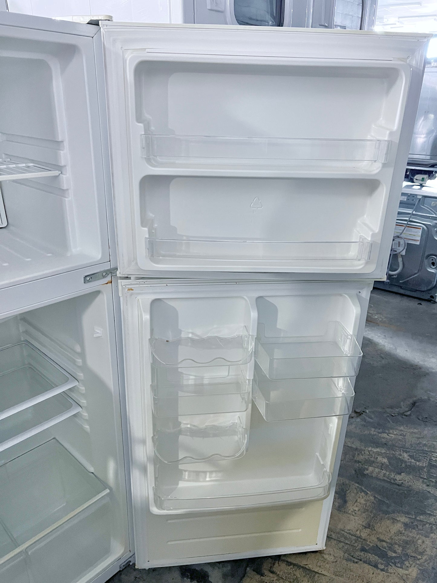 24 Inch Vissani HMDR1030WE , Top Freezer Bottom Refrigerator , Compact , White , 373750