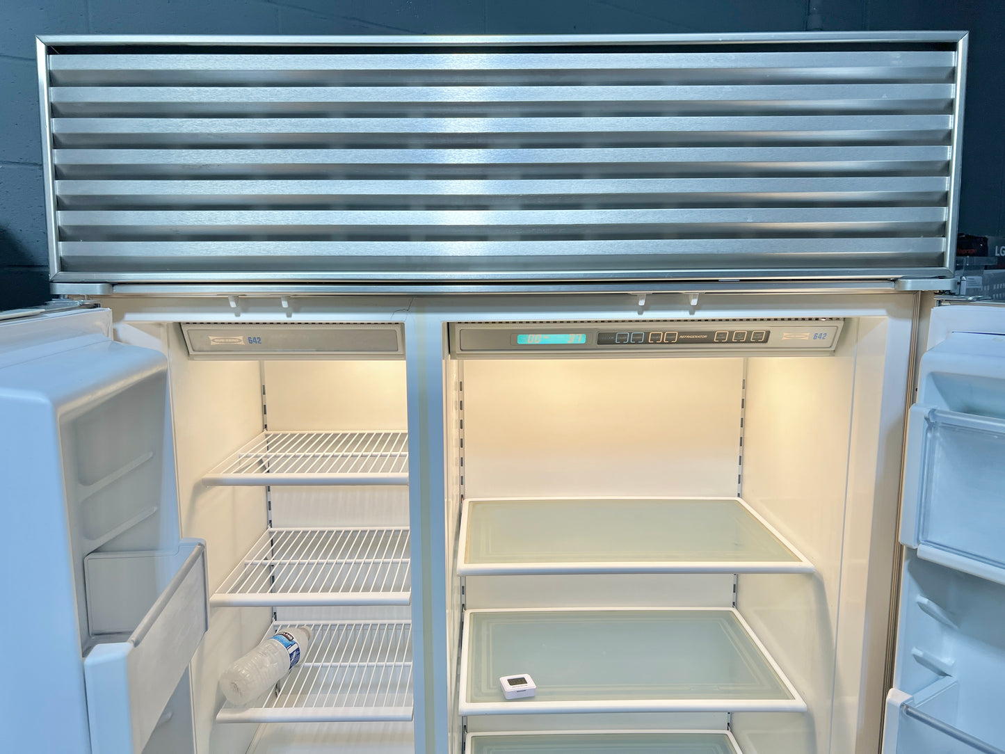 42 Inch Subzero 642/S Built In Stainless Steel Side By Side Refrigerator  Ice Maker  444268