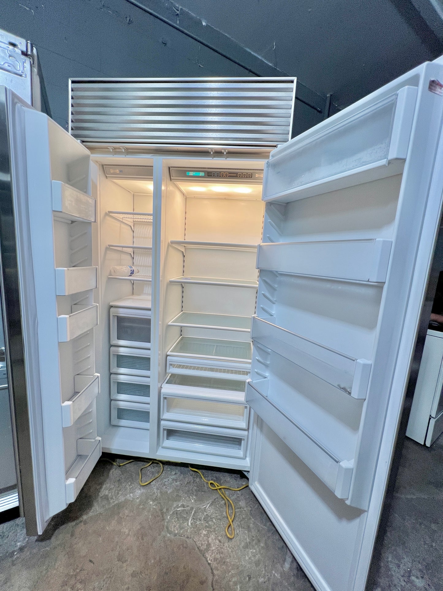 42 Inch Subzero 642/S Built In Stainless Steel Side By Side Refrigerator  Ice Maker  444268