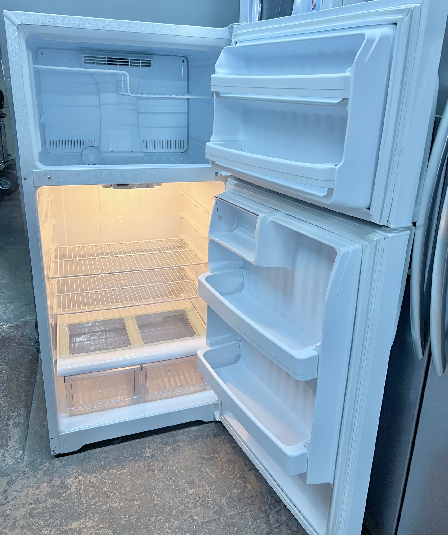 GE 28 Inch Top Freezer Refrigerator GTH16DBEFRWW , 15.5 Cu Ft , White , 373783