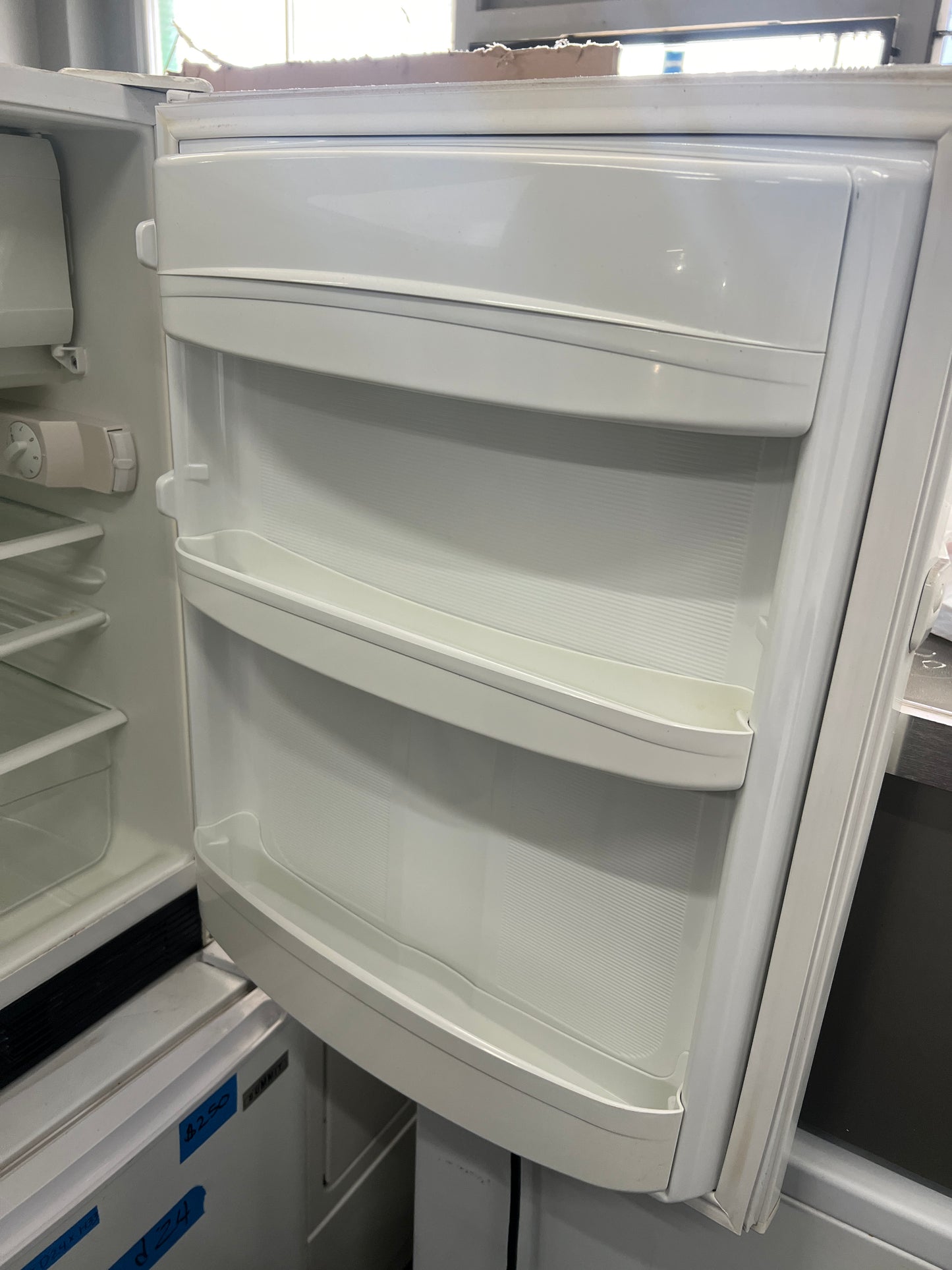Summit 24 Mini Refrigerator 5 Cu.Ft.with Freezer In White, CT-66J,  999727