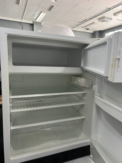 Summit 24 Mini Refrigerator 5 Cu.Ft.with Freezer In White, CT-66J,  999727