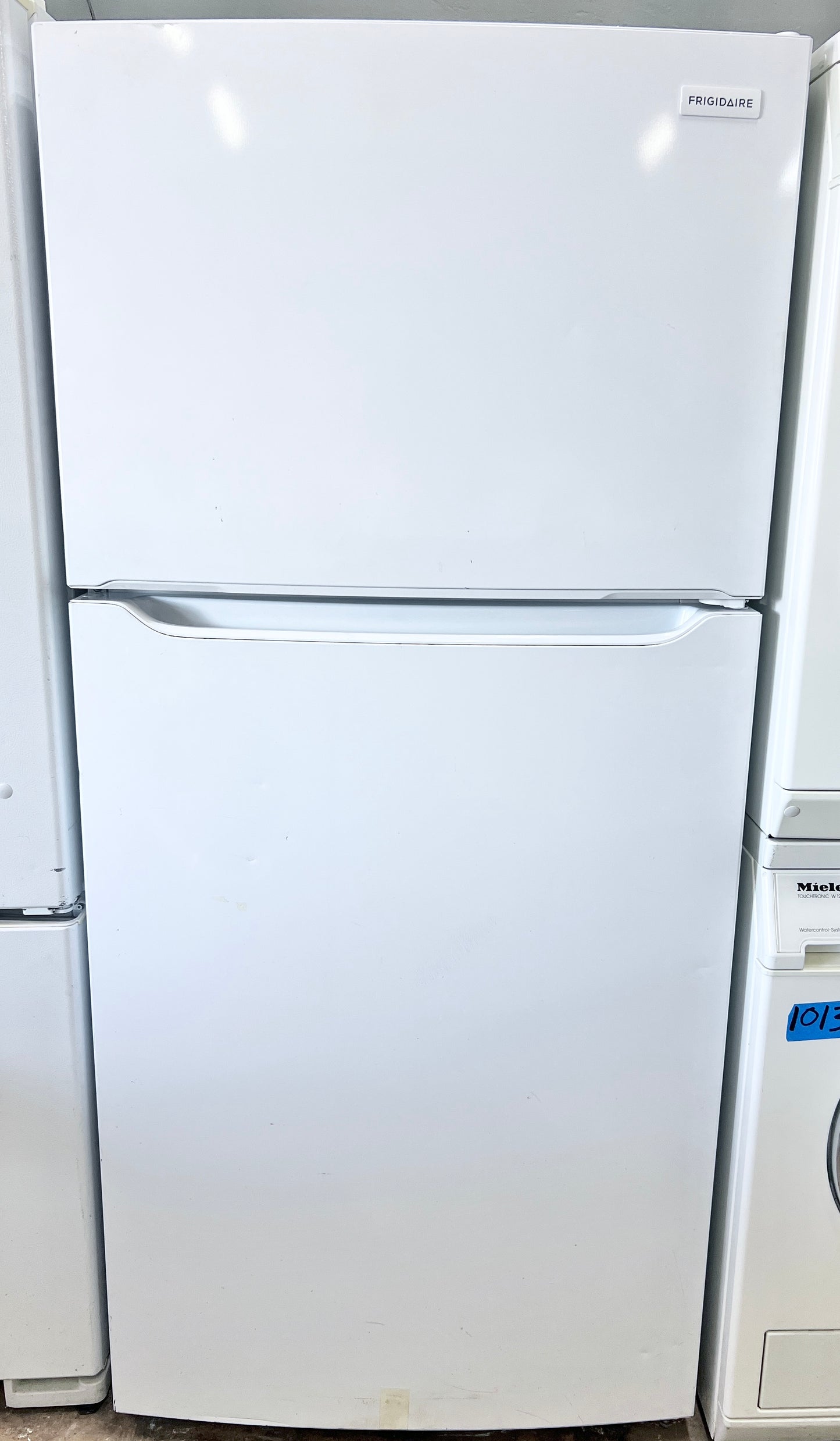Frigidaire FFTR1835VW Top Freezer Refrigerator 18.3 Cu. Ft., Humidity-Controlled Crispers, Half-width Deli Drawer, Gallon Door Bins, Auto-Close Doors, ADA Compliant, White ,30 Inch 373793