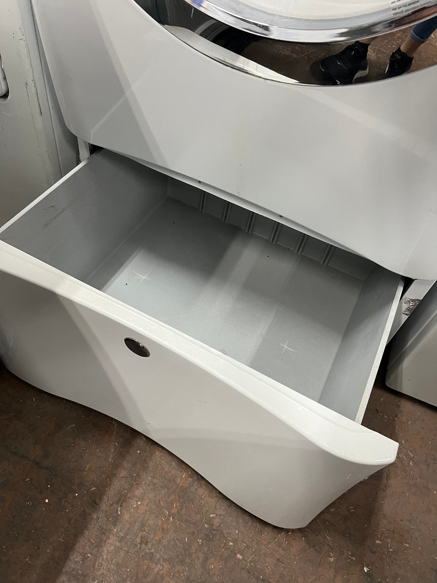 Electrolux Front load Washer In White With Pedestal, 444300