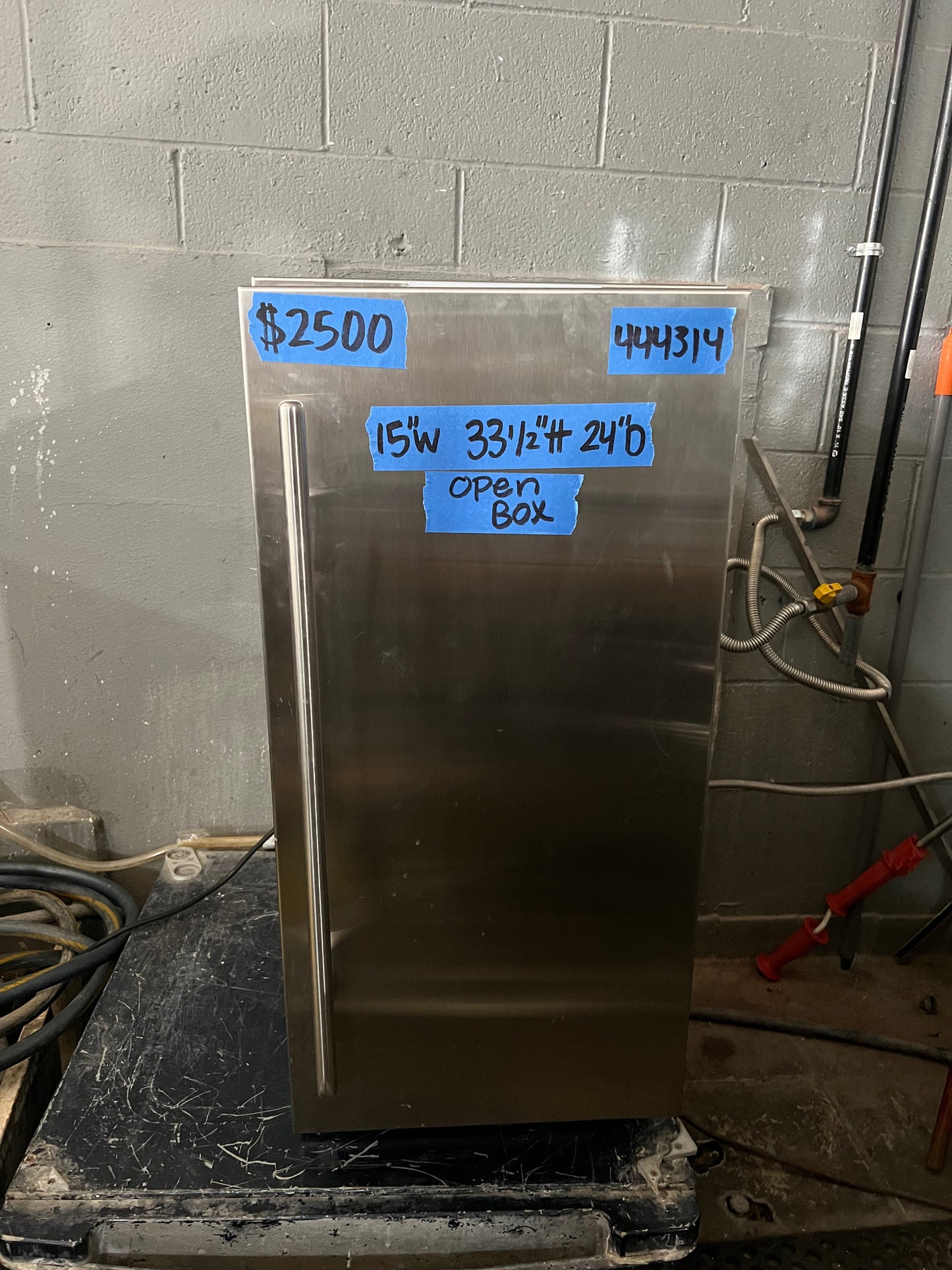 15 Inch Sub-Zero Undercounter Ice Maker In Stainless Steel, 26 pounds Capacity, 315IP, 444314