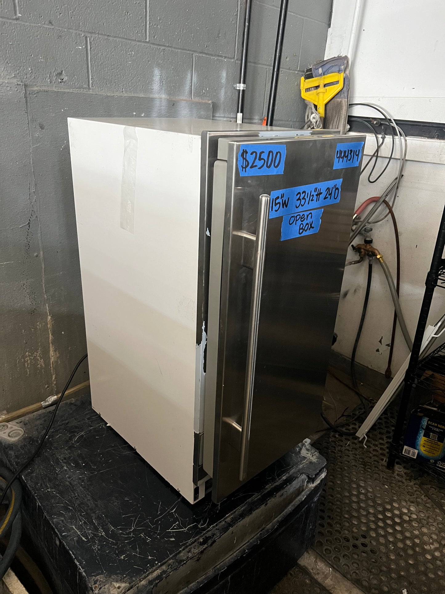 15 Inch Sub-Zero Undercounter Ice Maker In Stainless Steel, 26 pounds Capacity, 315IP, 444314