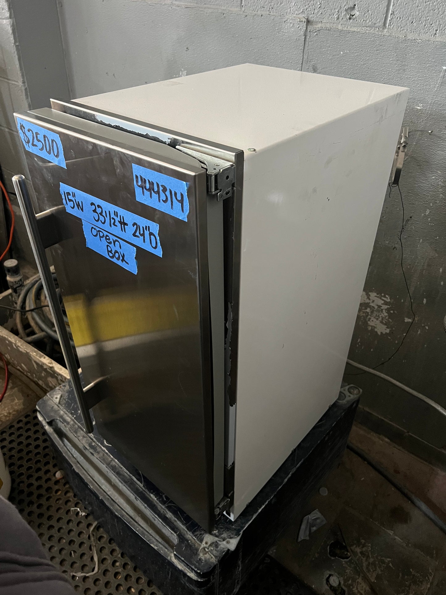 15 Inch Sub-Zero Undercounter Ice Maker In Stainless Steel, 26 pounds Capacity, 315IP, 444314