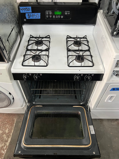 GE 30 Gas Range In White, Black Oven, JGBP28BEJ1WH, 444321