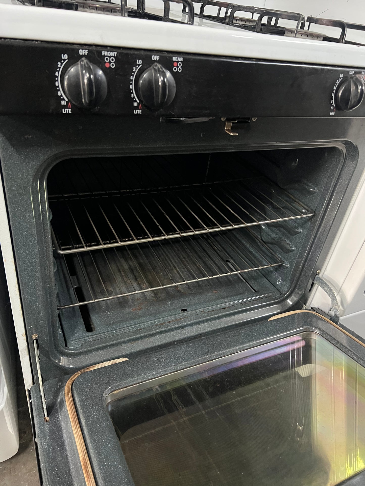 GE 30 Gas Range In White, Black Oven, JGBP28BEJ1WH, 444321