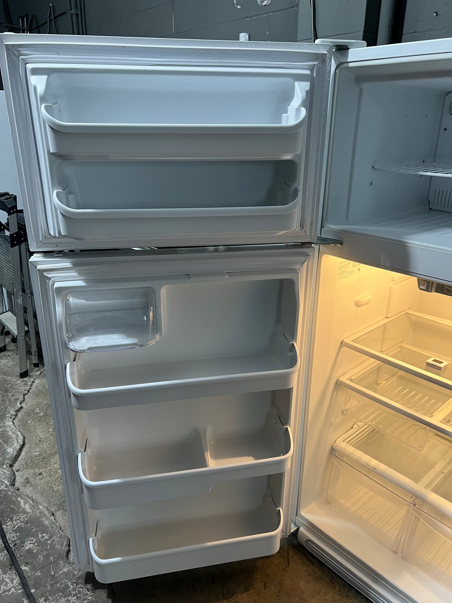 Frigidaire30 Inch 18 Cu.Ft Top Freezer Refrigerator In White, FFUI1826MW0, 444334