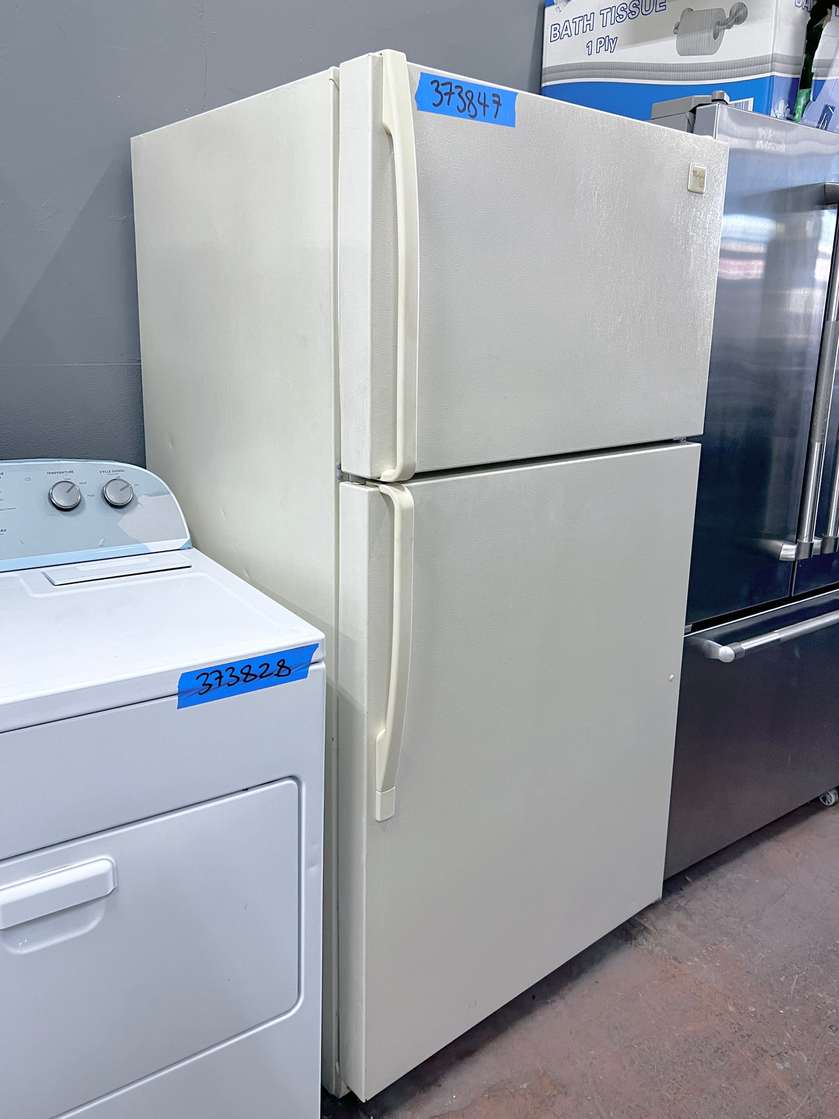 33 Inch Whirlpool Top Freezer Refrigerator Off White Beige GT22DKXGN01 , 20 Cu Ft , 373847
