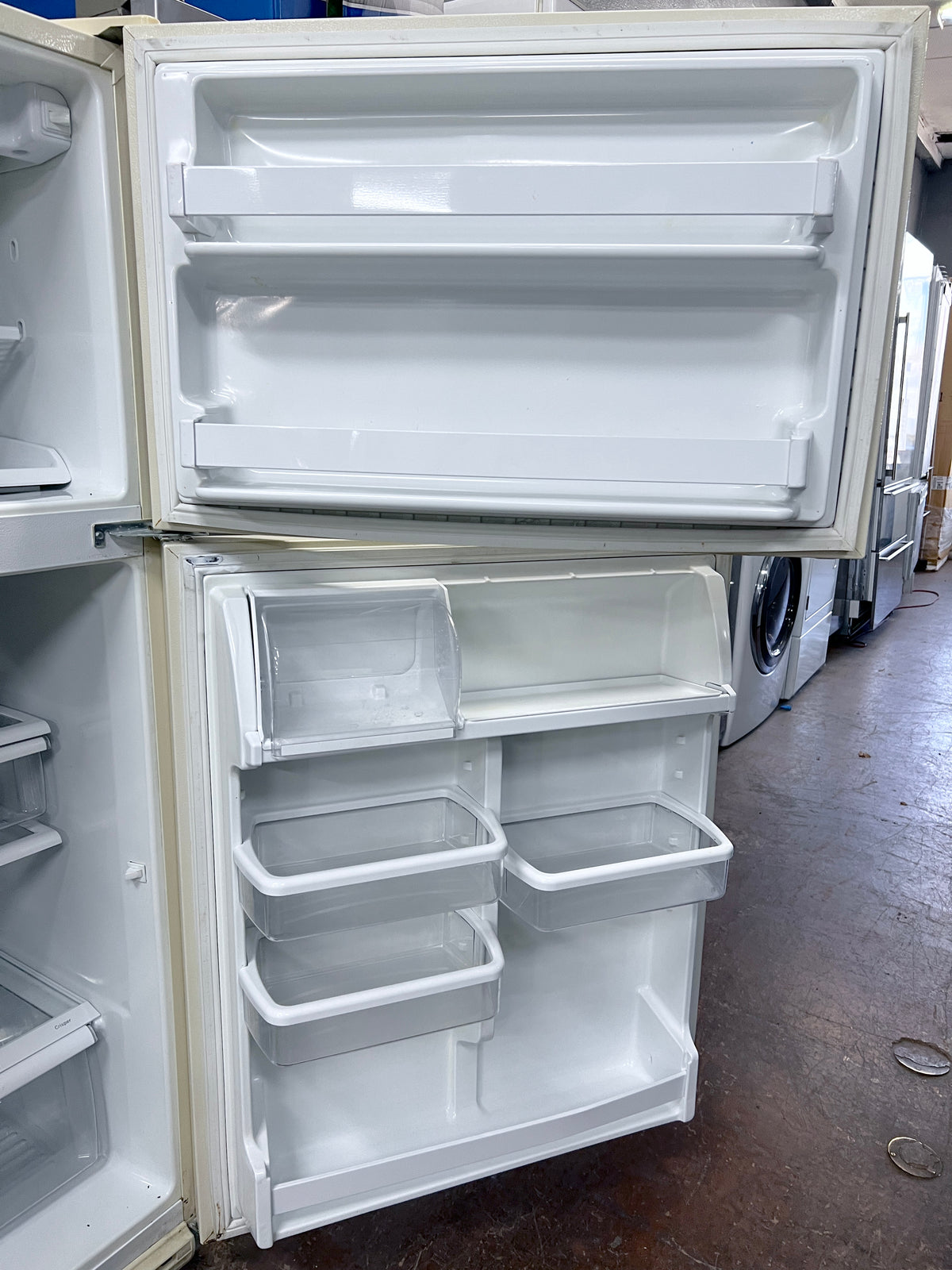 33 Inch Whirlpool Top Freezer Refrigerator Off White Beige GT22DKXGN01 , 20 Cu Ft , 373847