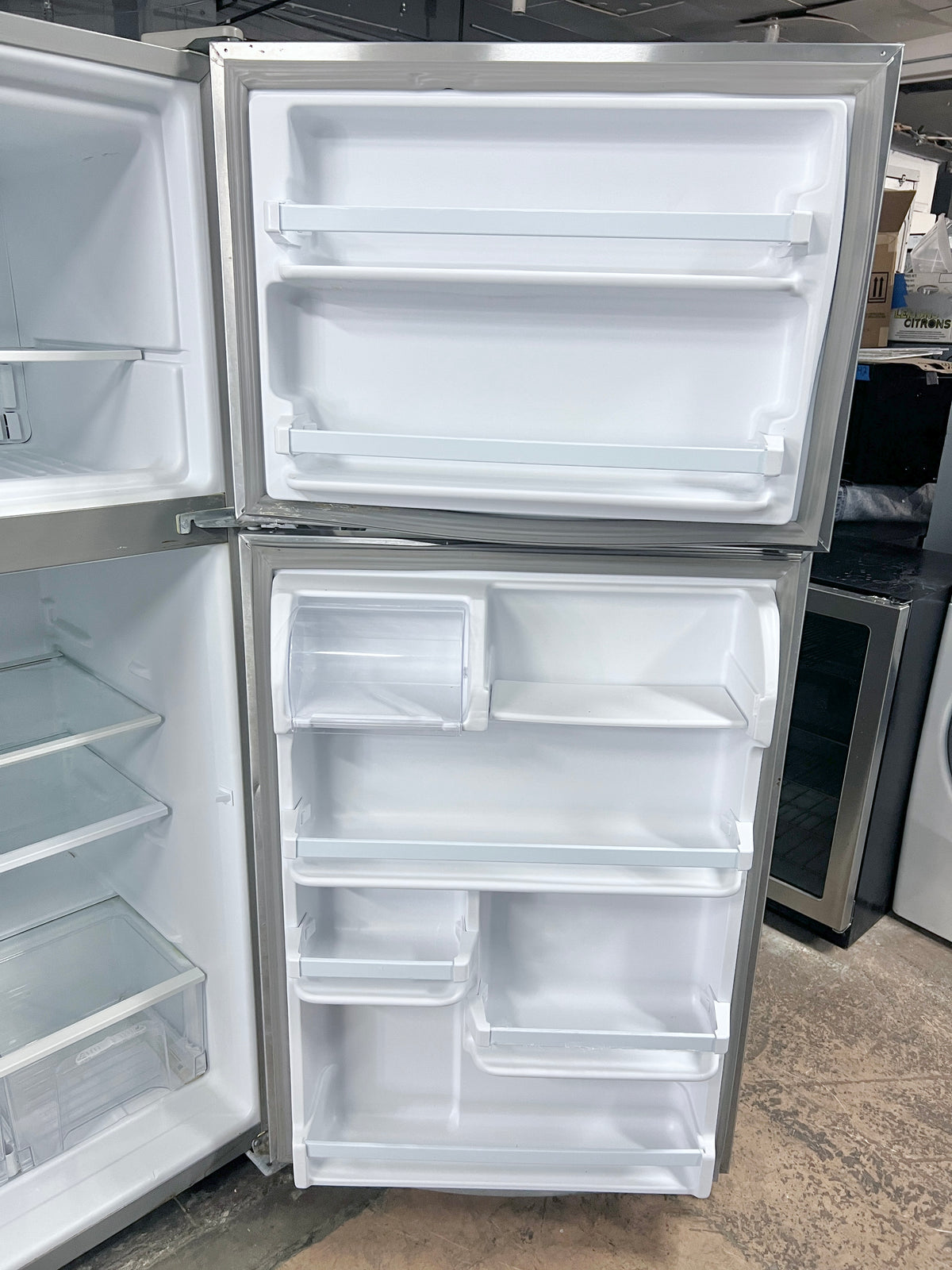 30 inch Whirlpool Top Freezer Stainless Steel Refrigerator , 18 Cu Ft , WRT318FZDM02 , 373864