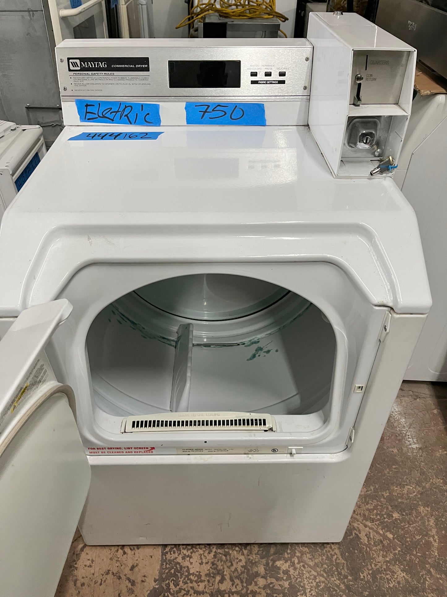Secadora eléctrica comercial Maytag que funciona con monedas en color blanco, 444162