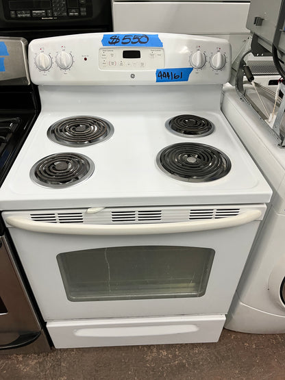 GE 30 Inch Freestanding Electric Range with Coil Burners in White , Used , 444161