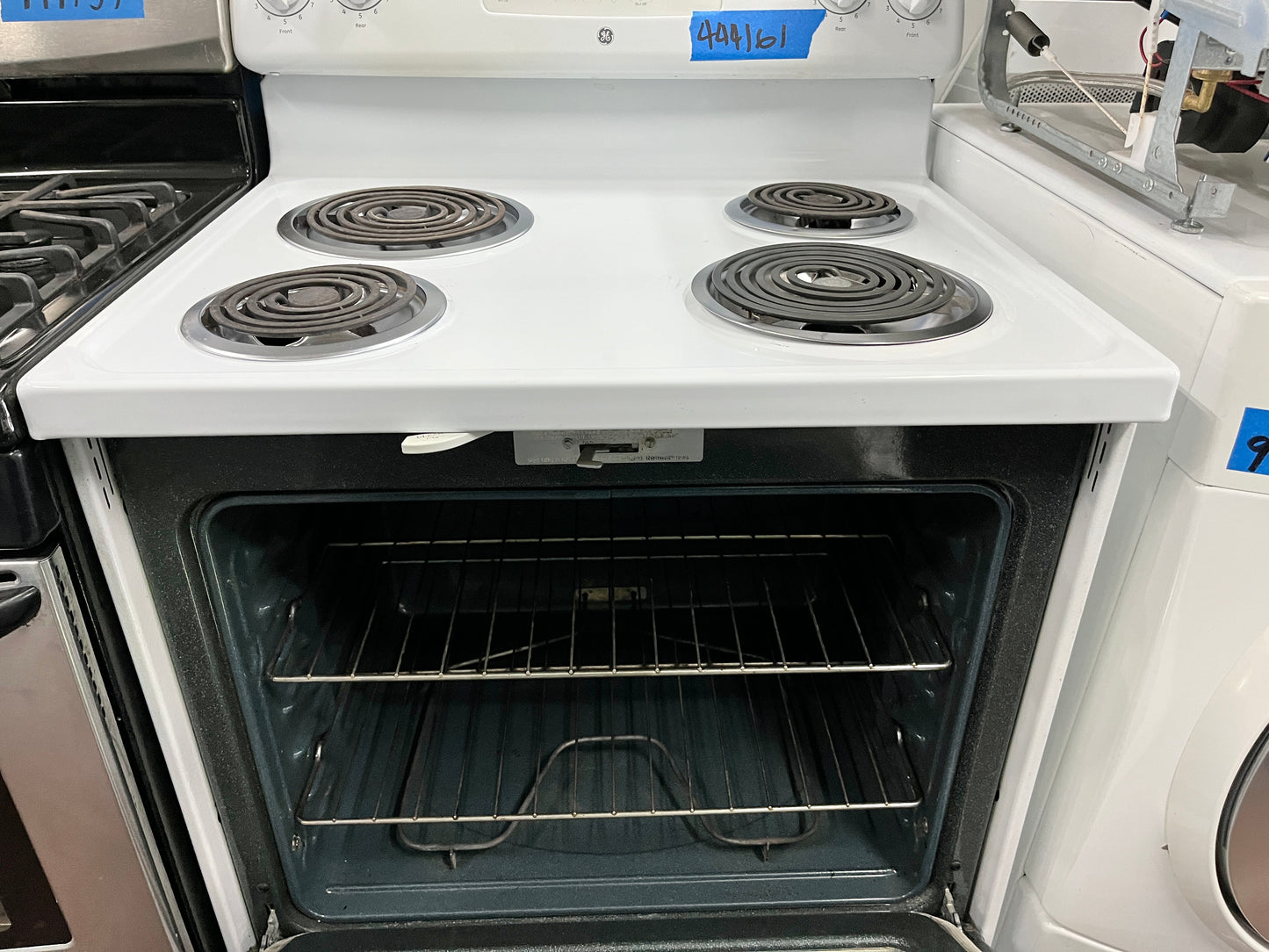 GE 30 Inch Freestanding Electric Range with Coil Burners in White , Used , 444161