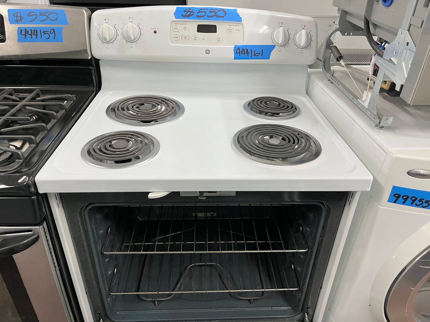 GE 30 Inch Freestanding Electric Range with Coil Burners in White , Used , 444161