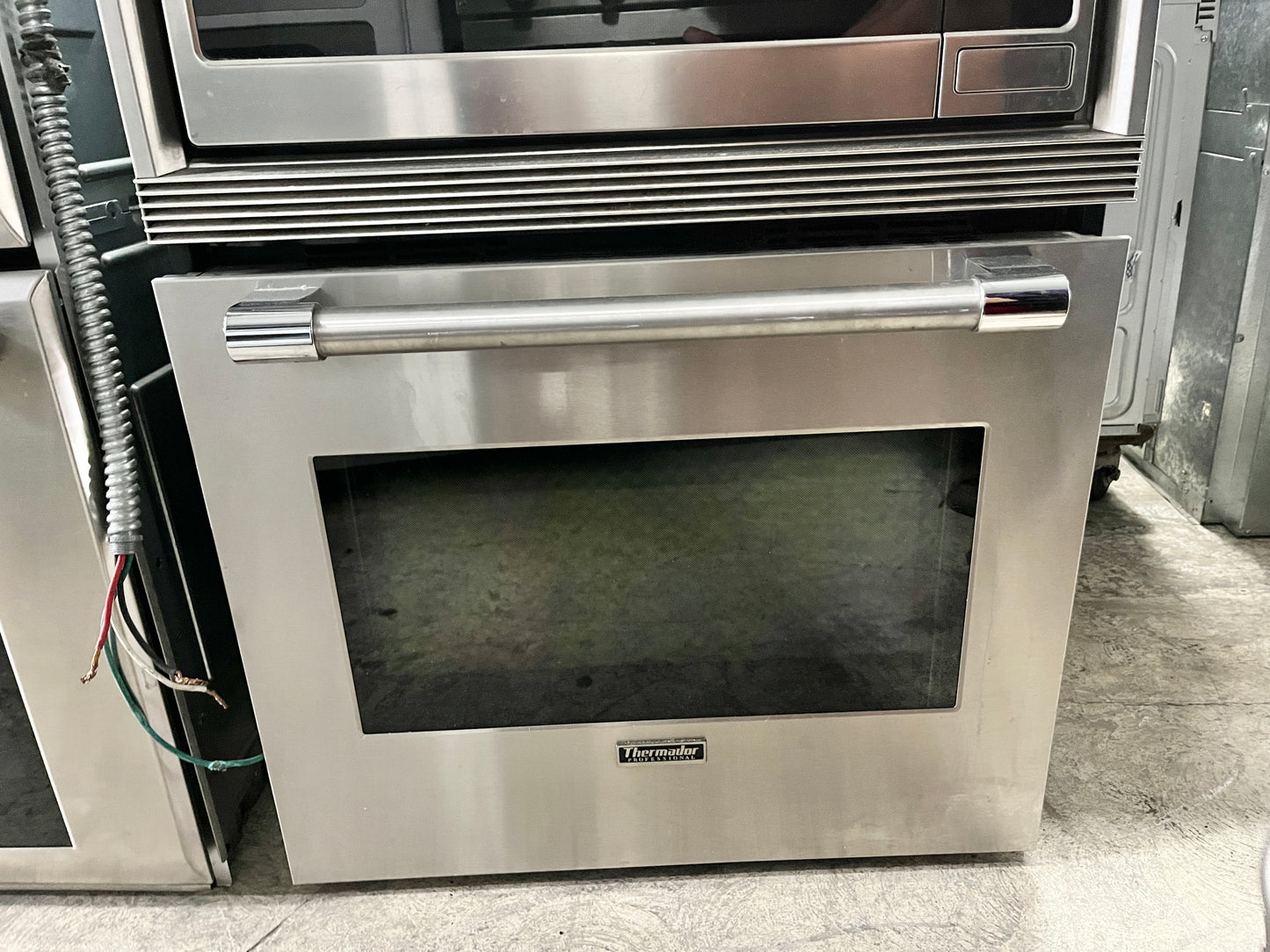 Thermador Combination SE-Series SEM272BP 27 Inch Combination Flat Front Wall Oven Integrated 1100-Watt Microwave, Advanced Third Element Convection in Lower Oven & Extra-Large Oven Stainless Steel w/ Professional Handle 369561