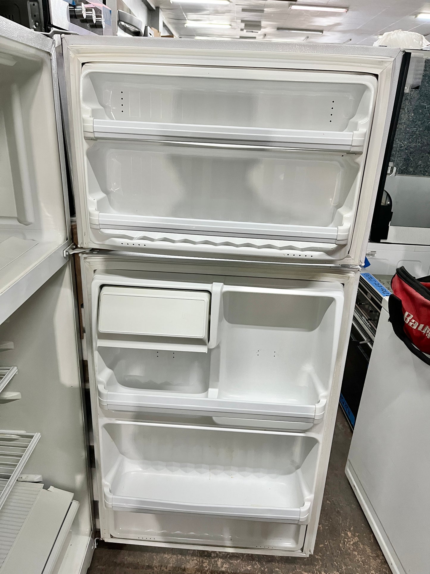 Hotpoint 28 Inch Top Freezer White Refrigerator , ctx14baxkrwh , 101232